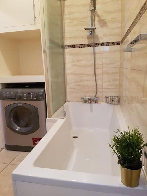 Апартаменти Cozy Flat, 5 Minute Walk To Oxford Circus Лондон Екстер'єр фото